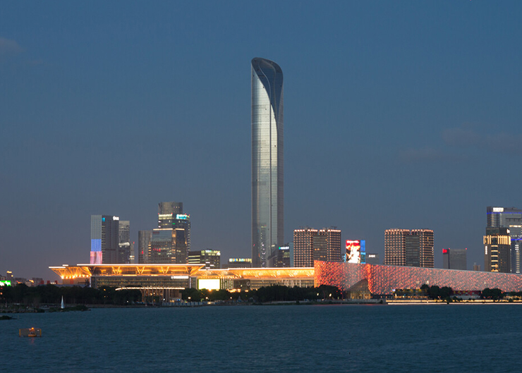 蘇州國金中心，頂升力4×400T，樓高450米